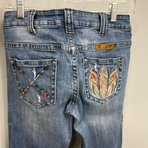 Cowgirl Tuff “Fly Free and Brave” arrow, feather & dreamcatcher design! 27 x 35